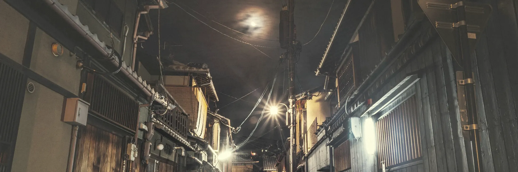 灯りだけが続く夜の路地